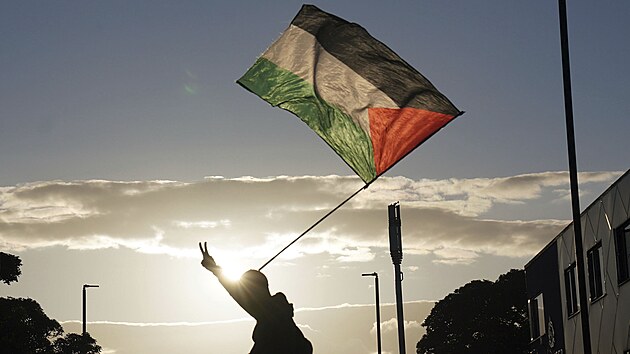 Tis�ce odp�rc� rasismu se ve st�edu ve�er shrom�dily v ulic�ch britsk�ch m�st a vytvo�ily lidsk� �t�ty na obranu azylov�ch center a dal��ch objekt�. (7. srpna 2024)