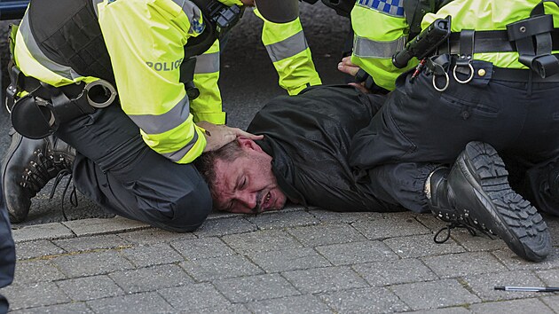 Tis�ce odp�rc� rasismu se ve st�edu ve�er shrom�dily v ulic�ch britsk�ch m�st a vytvo�ily lidsk� �t�ty na obranu azylov�ch center a dal��ch objekt�. (7. srpna 2024)