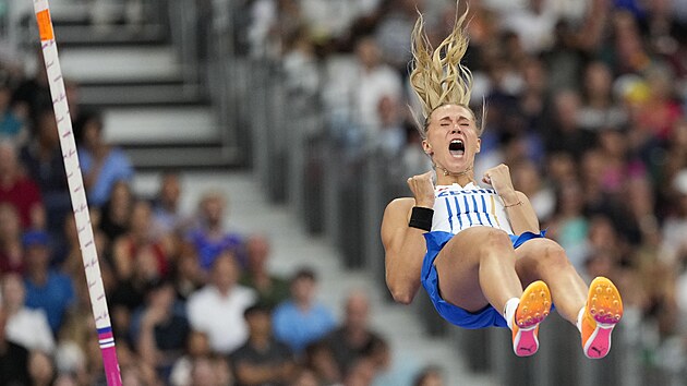 Am�lie �v�b�kov� po vylep�en� n�rodn�ho rekordu ve skoku o ty�i.