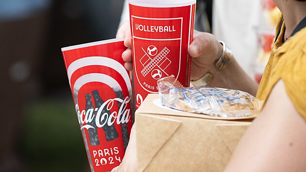 Plastov zlohovan ekokelmky, do kterch si divci mohou na olympid nalt kokakolu tak z plastu. (31. ervence 2024)