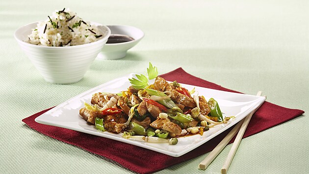 Vepové nudliky s klíky a zeleninou