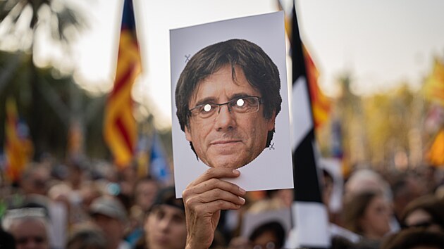 Katalnsk expremir Carles Puigdemont se po skoro sedmi letech krtce objevil v Barcelon, kde promluvil ke svm pznivcm. (8. srpna 2024)