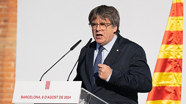 Katalnsk expremir Carles Puigdemont se po skoro sedmi letech krtce objevil v Barcelon, kde promluvil ke svm pznivcm. (8. srpna 2024)
