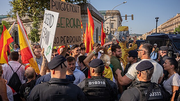 Katalnsk expremir Carles Puigdemont se po skoro sedmi letech krtce objevil v Barcelon, kde promluvil ke svm pznivcm. (8. srpna 2024)