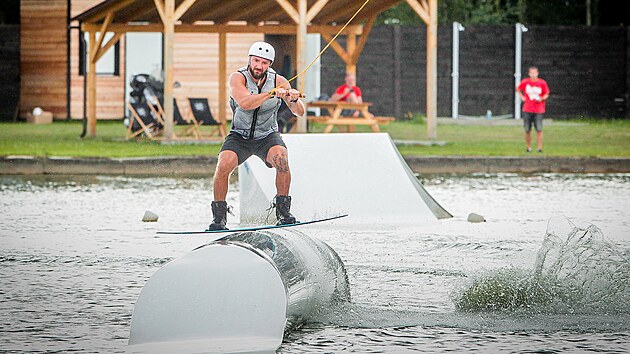 Na jihu ech je nkolik arel, kde si mohou lid vyzkouet wakeboarding.