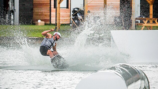 Na jihu ech je nkolik arel, kde si mohou lid vyzkouet wakeboarding.