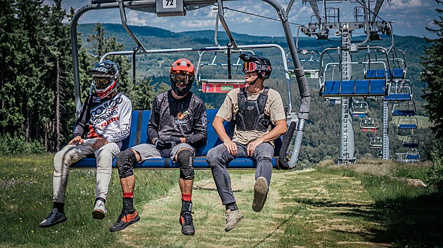 Bikepark Lipno nabz dv trasy. Cyklisty a kola vyveze na kopec Promendn lanovka.