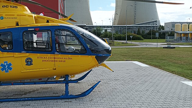 Nov heliport stoj kousek od chladicch v temelnsk elektrrny. Bude slouit vhradn zchranm a bezpenostnm slokm.