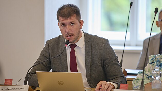 Mimodn zastupitelstvo 5. srpna 2024 odvolalo dosavadn veden Znojma a jmenovalo nov. Na snmku nov mstostarosta Jakub Malaka (Nae Znojmo).