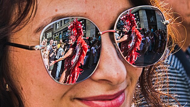 Tane�nice i tane�n�ci v pestr�ch karnevalov�ch kost�mech a stovka buben�k� v sobotu v centru Brna vytvo�ili pr�vod, jen� se v rytmu brazilsk� samby �prokroutil� z Moravsk�ho n�m�st� a� na Zeln� trh. Celkem v n�m pochodovalo asi 250 lid� a hlavn� ��sti Brasil Festu p�ihl�ely tis�ce zv�davc�.