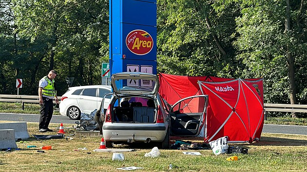 Na 4,5. kilometru dlnice D7 u obce Stedokluky havarovalo osobn auto. idi narazil do znaen u benzinov stanice. (1. srpna 2024)