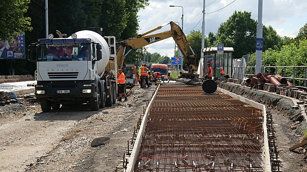 V souvislosti se stavbou severovchodnho obchvatu Pardubic probh i rekonstrukce Podbradsk ulice. Na stejn msto se stavebn stroje vrt ve chvli, kdy zanou prce na rozen komunikace od konce severovchodnho obchvatu k mimorovov kiovatce na Hradubickm typruhu.