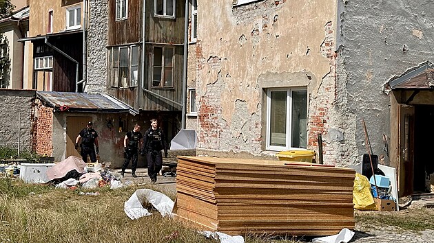 Roky oputn dm nedaleko svitavskho ndra zaplnili bezdomovci. Radnice nechala za pomoci policist dm vyklidit.