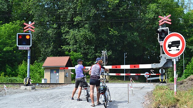 eleznin pejezd v Pelinch prochz stavebn pravou. Sprva eleznic u nj po geodetickm men zjistila, e vozovka nevyhovuje z hlediska nivelity. (1. srpna 2024)