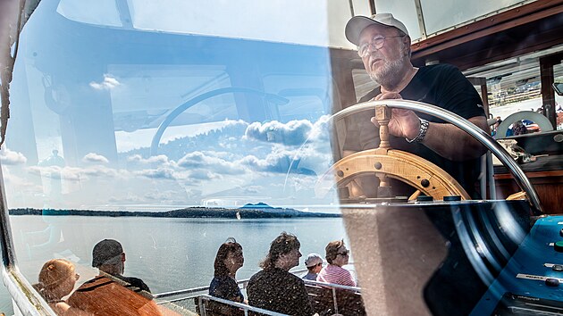 Okrun plavby kolem Mchova jezera obsluhuje sedmou sezonu kapitn Radek ulc. Dnes vyplouv s turisty na lodi Mj. (1. 8. 2024)