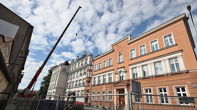 Hasii rozebraj stechy dvou budov v eskm Tn na Karvinsku, kde v polovin minulho tdne vypukl rozshl por. (5. srpna 2024)