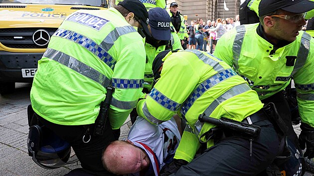 Doutnajc napt v dsledku vraednho incidentu s pobodanmi dtmi perostlo v protesty po cel zemi. Chaos zachvtil i Liverpool. (3. srpna 2024)