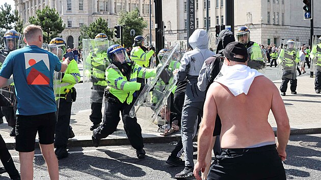 Doutnajc napt v dsledku vraednho incidentu s pobodanmi dtmi perostlo v protesty po cel zemi. Chaos zachvtil i Liverpool. (3. srpna 2024)