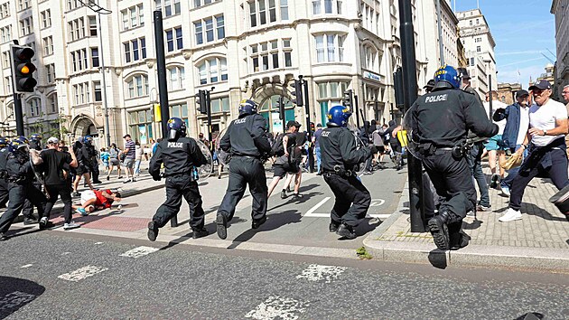 Doutnajc napt v dsledku vraednho incidentu s pobodanmi dtmi perostlo v protesty po cel zemi. Chaos zachvtil i Liverpool. (3. srpna 2024)