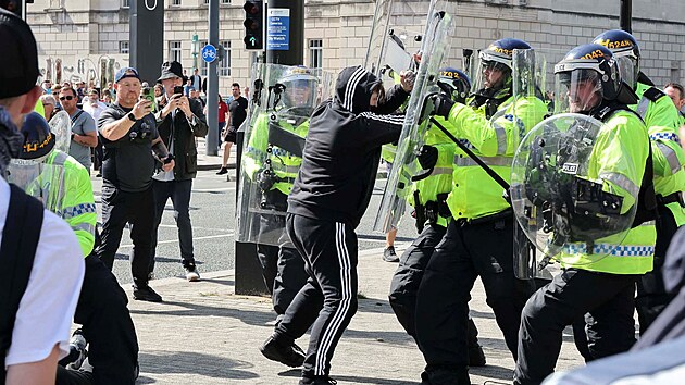 Doutnajc napt v dsledku vraednho incidentu s pobodanmi dtmi perostlo v protesty po cel zemi. Chaos zachvtil i Liverpool. (3. srpna 2024)