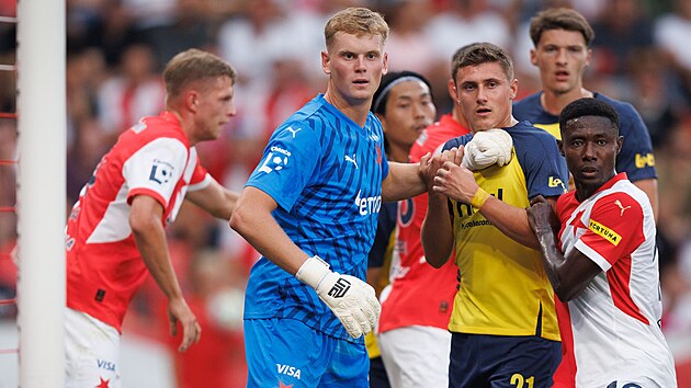 Sl�vistick� brank�� Anton�n Kinsk� si d�l� po��dek p�ed standardn� situac� t�mu...