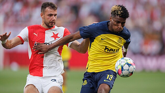 Sl�vistick� obr�nce Filip Prebsl br�n� �to�n�ka Rodrigu�ze v duelu 3. p�edkola...