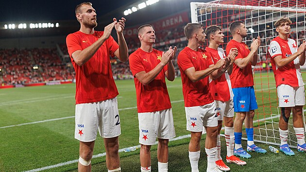 Tomáš Chorý (vlevo) na kraji zástupu spoluhráči, kteří kynou Tribuně Sever po...