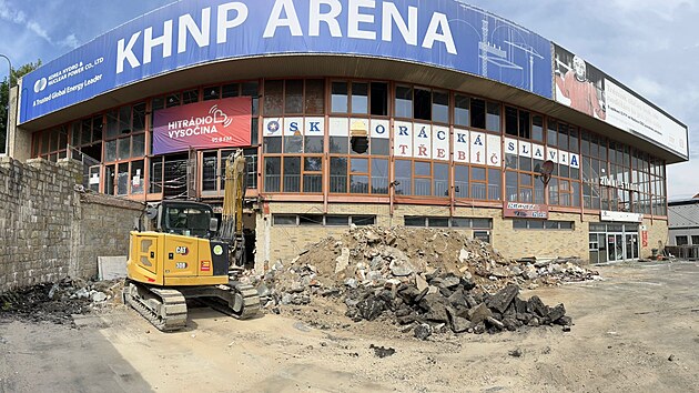 Fotografie z prbhu rekonstrukce zimnho stadionu v Tebi. Prozatm probhaj hlavn demolin prce. Hokejov stnek v souasn dob pipomn spe hromadu suti. Kompletn rekonstrukce m bt hotov v roce 2026, pijde na vce ne pl miliardy.