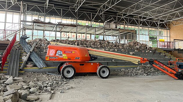 Fotografie z prbhu rekonstrukce zimnho stadionu v Tebi. Prozatm probhaj hlavn demolin prce. Hokejov stnek v souasn dob pipomn spe hromadu suti. Kompletn rekonstrukce m bt hotov v roce 2026, pijde na vce ne pl miliardy.