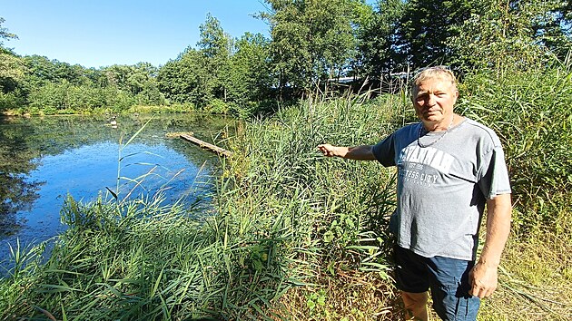 Prvn a dosud nejvt mokad si Zdenk Benk vybudoval jen kousek od svho domu na okraji Pibyslavi. Plocha pipomn u spe rybnk. Usdlilo se na nm spousta obojivelnk i vodnch ptk. Doprosted vodn plochy jim Benk zasadil i budky.