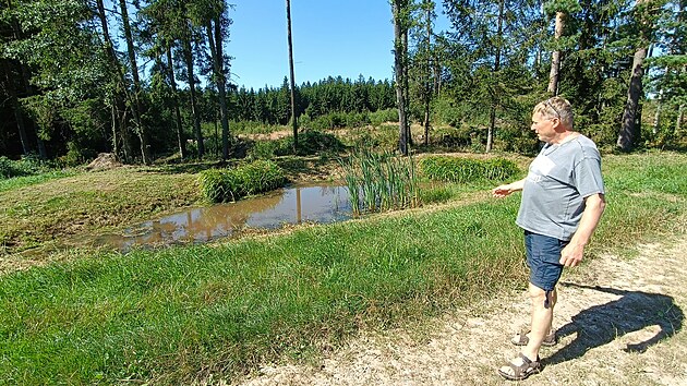 Men jezrka Zdenk Benk vybudoval i u lesa nedaleko Slavtna. Nachz se tsn za hranicemi chrnn krajinn oblasti, jejich drba u je tak trochu nronj. Autor vyuv i rad a doporuen sprvy CHKO.