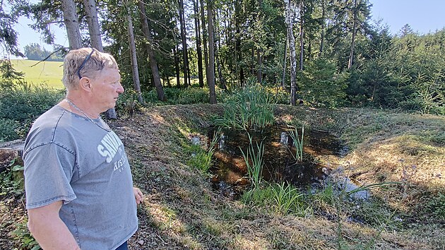 Men jezrka Zdenk Benk vybudoval i u lesa nedaleko Slavtna. Nachz se tsn za hranicemi chrnn krajinn oblasti, jejich drba u je tak trochu nronj. Autor vyuv i rad a doporuen sprvy CHKO.