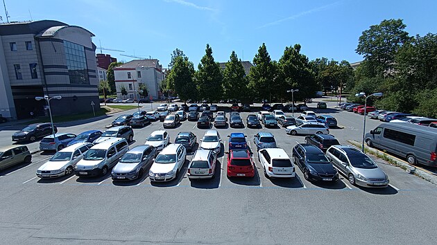 Takto vypad� parkovi�t� za Billou dnes. Je na n�m p�ibli�n� stovka m�st, kter� jsou ve v�edn� dny obvykle zcela zapln�na.