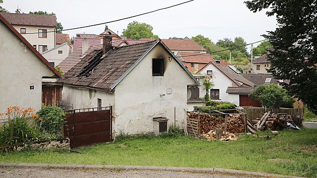 Rodinn dm v Kamenice, kter na potku ervence zachvtilo por. Tsn ped nm v dom dolo k vrad. (1. ervence 2024)