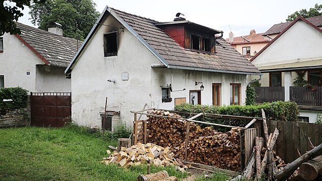 Rodinn dm v Kamenice, kter na potku ervence zachvtilo por. Tsn ped nm v dom dolo k vrad. (1. ervence 2024)