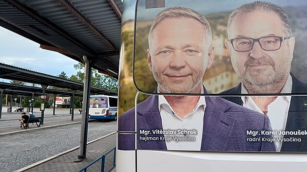 Autobusy dopravn spolenosti ICOM transport na jihlavskm autobusovm ndra. Mnoho z nich nese polepy s tvemi krajskch politik, podobn billboardy stoj i v jeho okol. Ty sam krajsk politiky nyn ICOM d o pehodnocen nabdek v tendru na dopravn obslunost Humpolecka a Pelhimovska pro dal obdob. ICOM transport v souti u podruh na Vysoin neuspl.