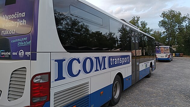 Autobusy dopravn spolenosti ICOM transport na jihlavskm autobusovm ndra. Mnoho z nich nese polepy s tvemi krajskch politik, podobn billboardy stoj i v jeho okol. Ty sam krajsk politiky nyn ICOM d o pehodnocen nabdek v tendru na dopravn obslunost Humpolecka a Pelhimovska pro dal obdob. ICOM transport v souti u podruh na Vysoin neuspl.