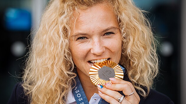 Kateina Siniakov se zlatou medail z olympijskch her v Pai.