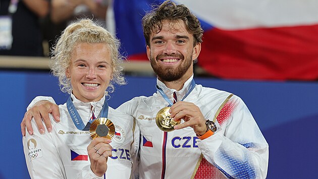 Tom Mach a Kateina Siniakov pzuj se zlatmi medailemi.
