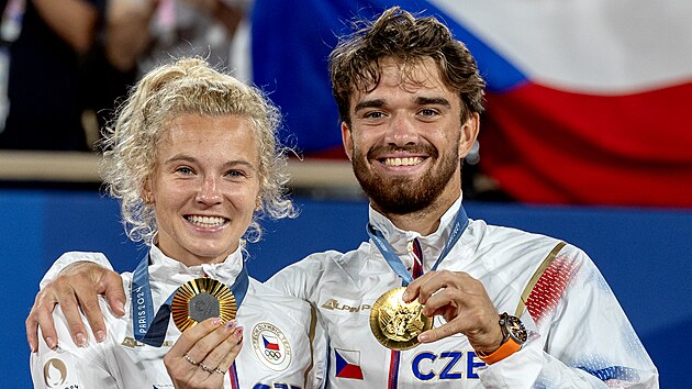 Tom Mach a Kateina Siniakov se raduj se zlatmi medailemi po spnm finle.