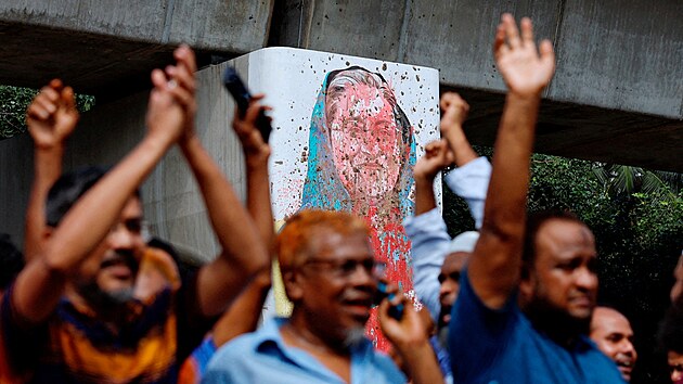 Laciná rychloobrátková móda dlouhou dobu poháněla ekonomiku Bangladéše a pomáhala k růstu životní úrovně v jedné z nejchudších zemí světa. Nyní je však tento klíčový obor v ohrožení. Zaměstnanci protestují za zvýšení mezd a hrozí, že se nákupčí oděvních značek obrátí jinam.