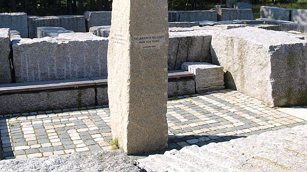 Ve stedu labyrintu Epprechtstein stoj pt metr vysok obelisk.