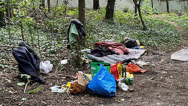 Policist nali na Praze 6 mrtvou bezdomovkyni. Nedaleko od n zemel policista. (5. srpna 2024)