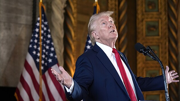 Donald Trump na tiskové konferenci, kterou svolal ve své rezidenci na Florid�...