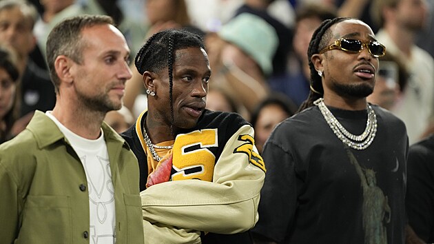 Travis Scott (uprost�ed) sleduje z�pas mezi americk�mi a srbsk�mi basketbalisty v Pa��i.