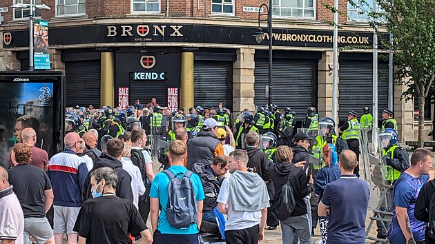 Radik�lov� v britsk�m m�st� Hull demonstrovali proti neleg�ln� migraci. (3. srpna 2024)