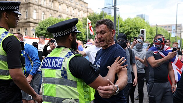 Ve mst Leeds demonstraci hlídala policie na koních. (3. srpna 2024)