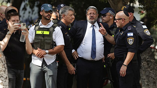 Izraelci prohledvaj park ve mst Cholon, kde palestinsk tonk pobodal nkolik lid. Na msto dorazil ministr nrodn bezpenosti Izraele Itamar Ben Gvir. (4. srpna 2024)