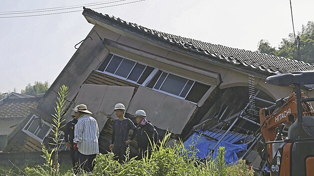 Zemtesen ve mst Oosaki v japonsk prefektue Kagoima povalilo dm. (9. srpna 2024)