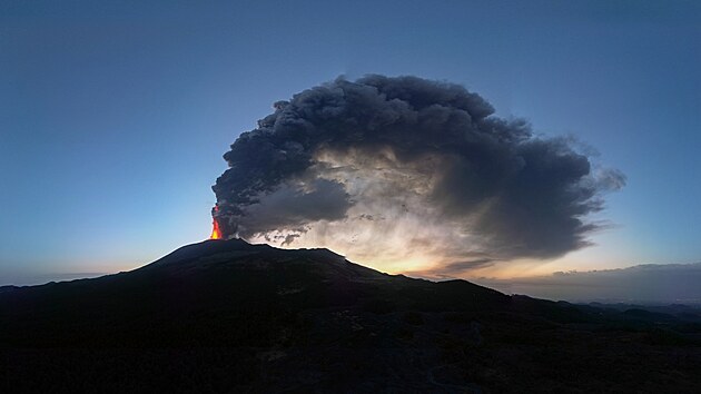 Sicilsk sopka Etna se opt probudila. Kou omezuje leteckou dopravu. (4. srpna 2024)